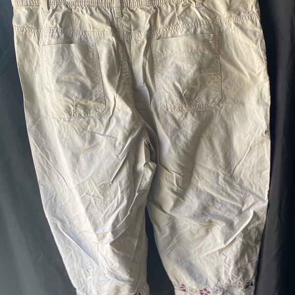 Basic Editions Size XL Ecru Capris With Floral/Leaf Embroidering EUC - Picture 4 of 7